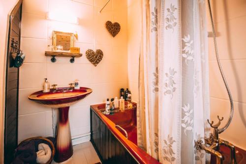 哈沃斯Wool Combers Rest & Brönte Parsonage - Haworth的一间带木制水槽和淋浴的浴室