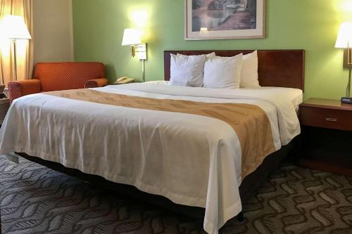 赫兰德赫兰德品质酒店的酒店客房带一张大床和一把椅子