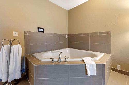 DoverQuality Inn的浴室配有浴缸,墙上装有毛巾