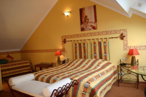 弗朗科尔尚Hotel Le Relais de Pommard的一间卧室配有一张大床和一张桌子
