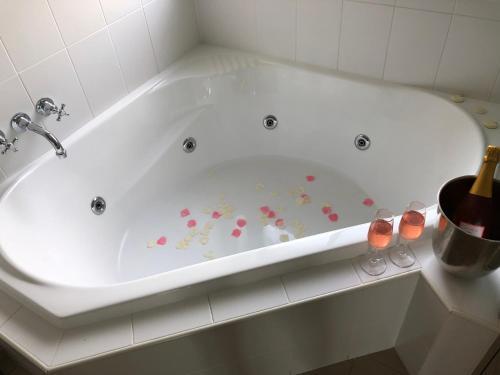 布洛克夜莺别墅酒店的白色浴缸,上面涂有鲜花
