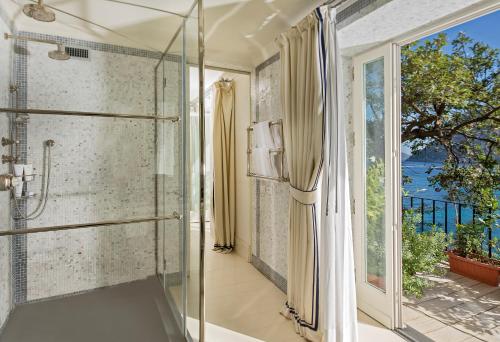 卡普里卡普里JK酒店的带淋浴的浴室和玻璃门