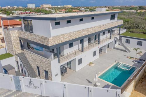 棕榈滩Gray Door Apartments - Adults only的享有带游泳池的建筑的空中景致