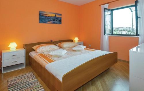 斯塔布鲁克Dinko的一间卧室配有一张橙色墙壁的床
