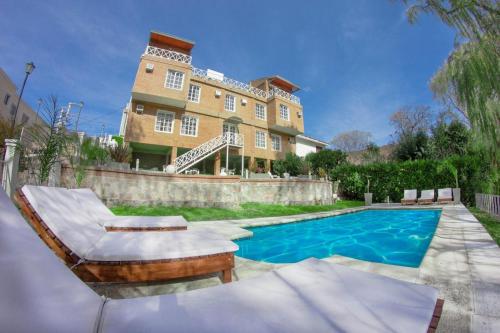 米娜克拉韦罗卡萨布兰卡酒店的房屋前有游泳池的房子