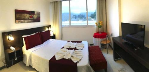 米娜克拉韦罗卡萨布兰卡酒店的酒店客房,配有床和电视