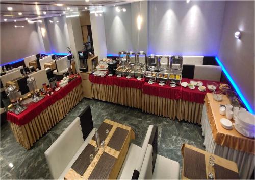 苏拉特桔子国际酒店的享有带桌椅的宴会厅的顶部景致。