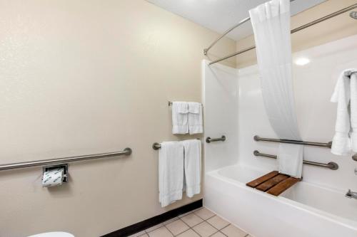 梅特罗波利斯Quality Inn & Suites Metropolis I-24的浴室配有白色浴缸和卫生间。