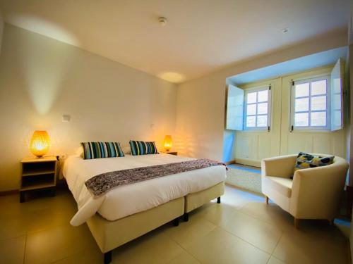 阿马兰特Aldeia do Tâmega的卧室配有床、椅子和窗户。