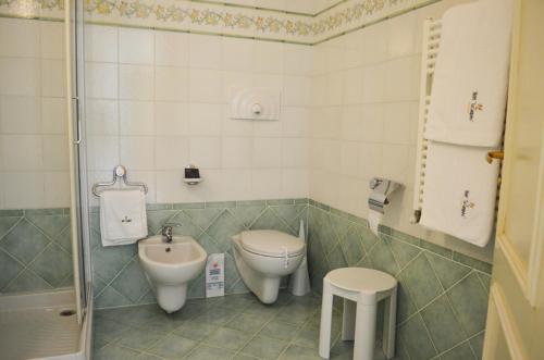 吉泽里亚兰姆帕拉餐厅酒店的一间带卫生间和水槽的小浴室