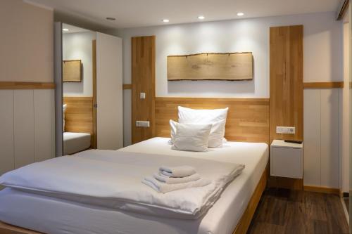 内卡苏尔姆Hotel Post mit Klimaanlage的一间卧室配有带毛巾的床