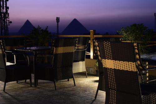 开罗Rihana pyramids view的晚上在庭院里摆放着桌椅