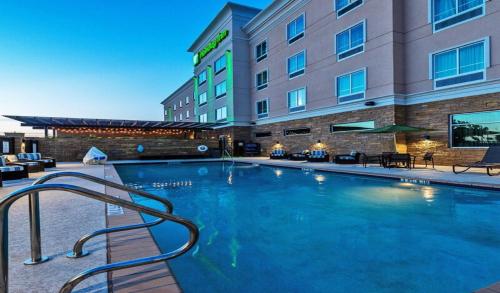 奥斯汀奥斯汀机场假日酒店的酒店前方的大型游泳池