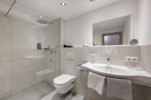 索尔登蒙塔纳罗公寓式酒店的一间带水槽、卫生间和镜子的浴室
