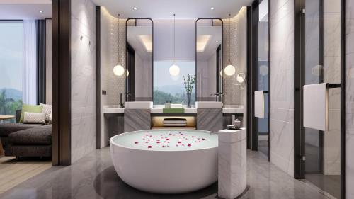 广州广州南湖假日酒店-广交会期间提供免费接驳车的地板上设有带鲜花浴缸的浴室