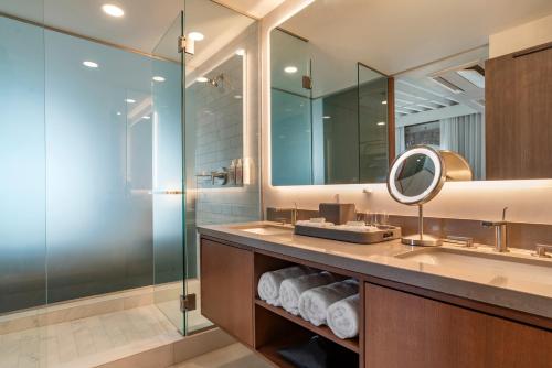 新奥尔良One11 Hotel的一间带水槽、淋浴和镜子的浴室