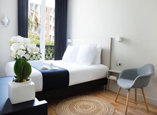 巴黎赫尔奇尔伊托勒套房酒店的卧室配有床、椅子和窗户。