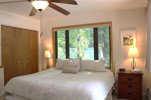 阿斯潘Shadow Mountain Lodge的卧室配有白色的床和吊扇