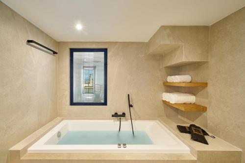 罗希姆诺Vista Del Porto Luxury Suites的相册照片