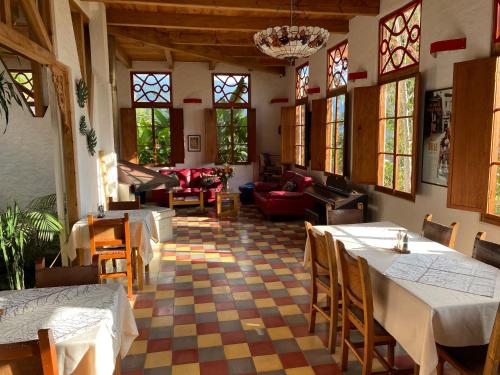 萨兰托Terrazas de Salento的一间在房间内配有桌椅的餐厅