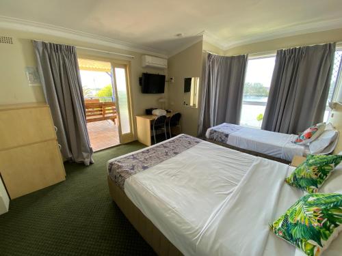 塔里塔里汽车旅馆的酒店客房设有两张床和一个阳台。