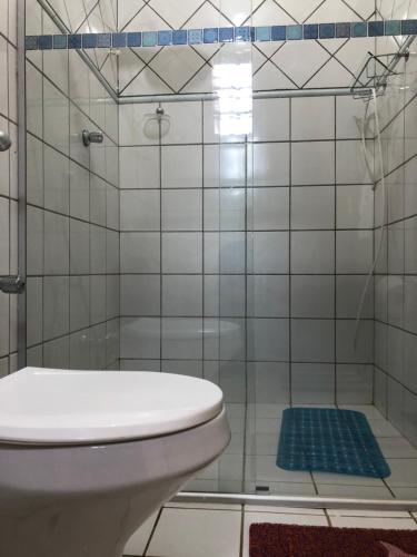 圣罗克迪米纳斯Chalé Pura Vida的一间带卫生间和玻璃淋浴间的浴室