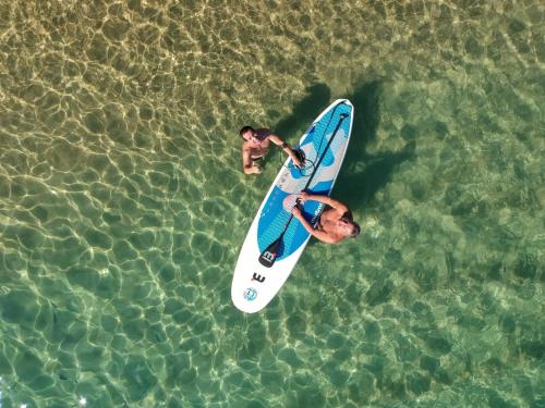 阿拉夏奇巴海滩Mar da Lua的两个男人站在水面上的冲浪板上