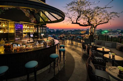 河内La Sinfonía del Rey Hotel & Spa的一间位于建筑屋顶的酒吧,享有美景