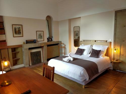 鲁贝La Maison Bleue de Roubaix的一间卧室设有一张大床和一个壁炉