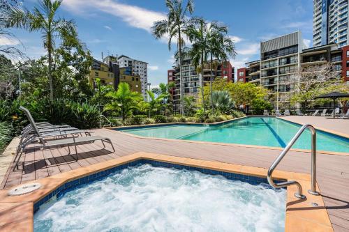 布里斯班古德温码头公寓式酒店的一座大楼内带热水浴池的游泳池