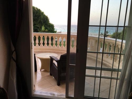 亚历山大North Coast Villa sea view with private pool的客房设有海景阳台。