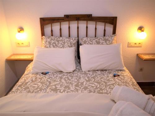 昆卡La Casita de Nerea 2 Párking Gratuito的一张带两个白色枕头的床
