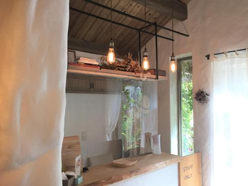 京都Kyono Mori Yurinsha的厨房设有天花板上的两盏灯