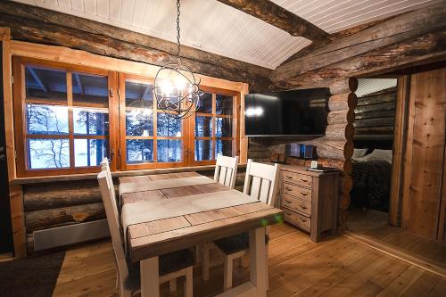 伊瓦洛Kelokolo, Ivalo的一间带木桌和电视的用餐室