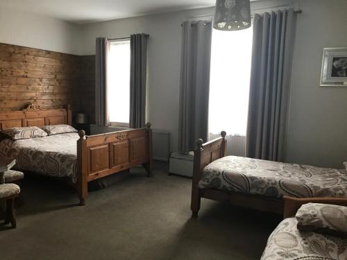索尔兹伯里惠特谢夫住宿加早餐旅馆的一间卧室设有两张床和窗户。