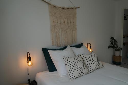 斯特拉斯堡Appartement Spacieux et Cosy - Strasbourg Centre的一间卧室配有带白色床单和枕头的床。