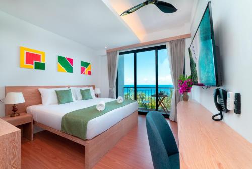 乌库拉斯Ranthari Hotel and Spa Ukulhas Maldives的一间卧室设有一张床和一个大窗户