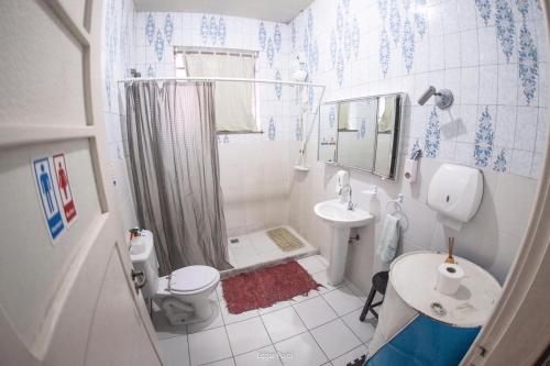 彼得罗波利斯旅舍的一间浴室