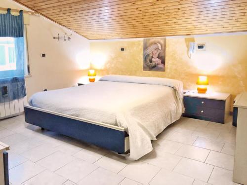 贾迪尼-纳克索斯Tiziana的一间卧室设有一张大床和两个床头柜