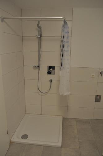 泰克山麓魏尔海姆Appartment an der Wühle的带淋浴和浴帘的浴室