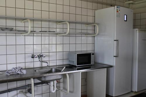 奥尔堡Danhostel Aalborg的厨房配有水槽和冰箱