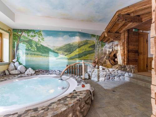图克斯Hotel Pinzger Tux的山壁房间内的热水浴缸
