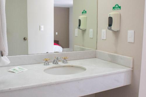 萨尔蒂约Hotel Huizache的一间带水槽和镜子的浴室