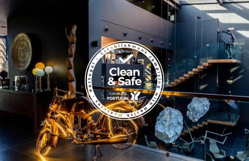 阿莫拉艾维登西亚比华迪酒店的展示摩托车的清洁安全商店标志