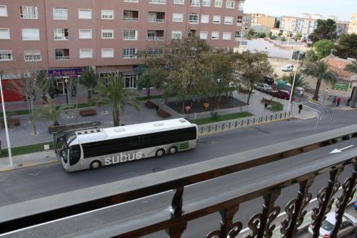 托雷利亚诺伊莎贝尔夫人酒店的公共汽车停在城市街道上