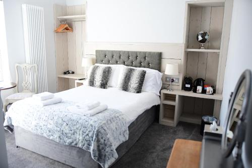 约克Vikings Accommodation的一间卧室配有一张床,上面有两条毛巾