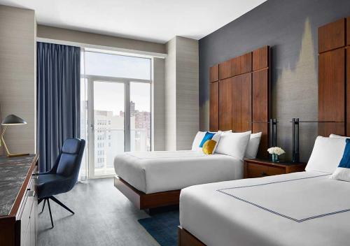 纽约甘希沃特米特帕金酒店的酒店客房设有两张床和窗户。