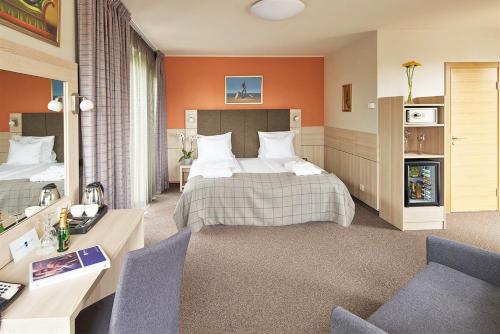 里加威尔顿SPA酒店客房内的一张或多张床位
