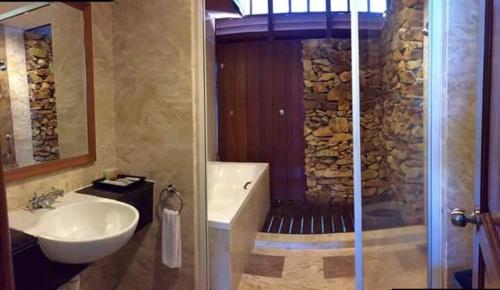 巴东马士力THE LAGOON WATER CHALET的带浴缸、水槽和淋浴的浴室