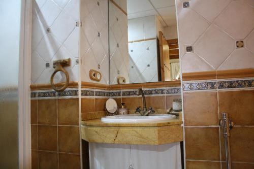 托雷洪厄尔卢比奥Alojamiento la cañada monfrague的一间带水槽和镜子的浴室
